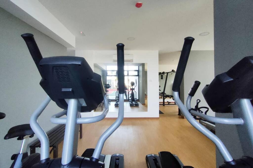 Astetica Pool & Lake View High Floor 100Mbps Wifi Netflix Seri Kembangan Luaran gambar